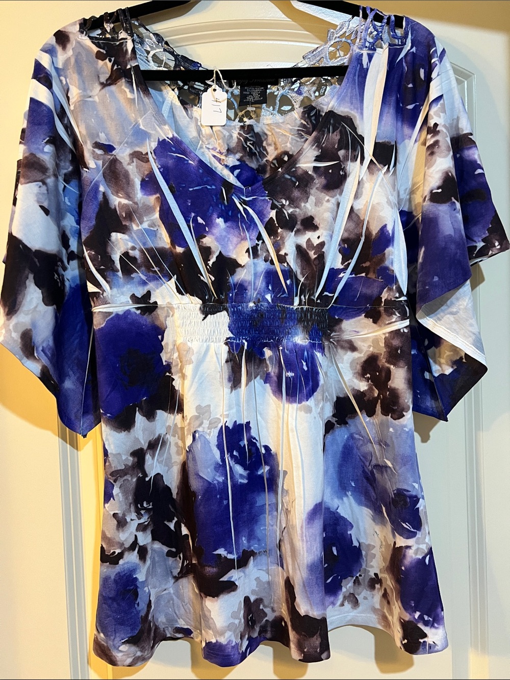 Simply Irresistible Blue & White Floral V-Neck Tunic C417